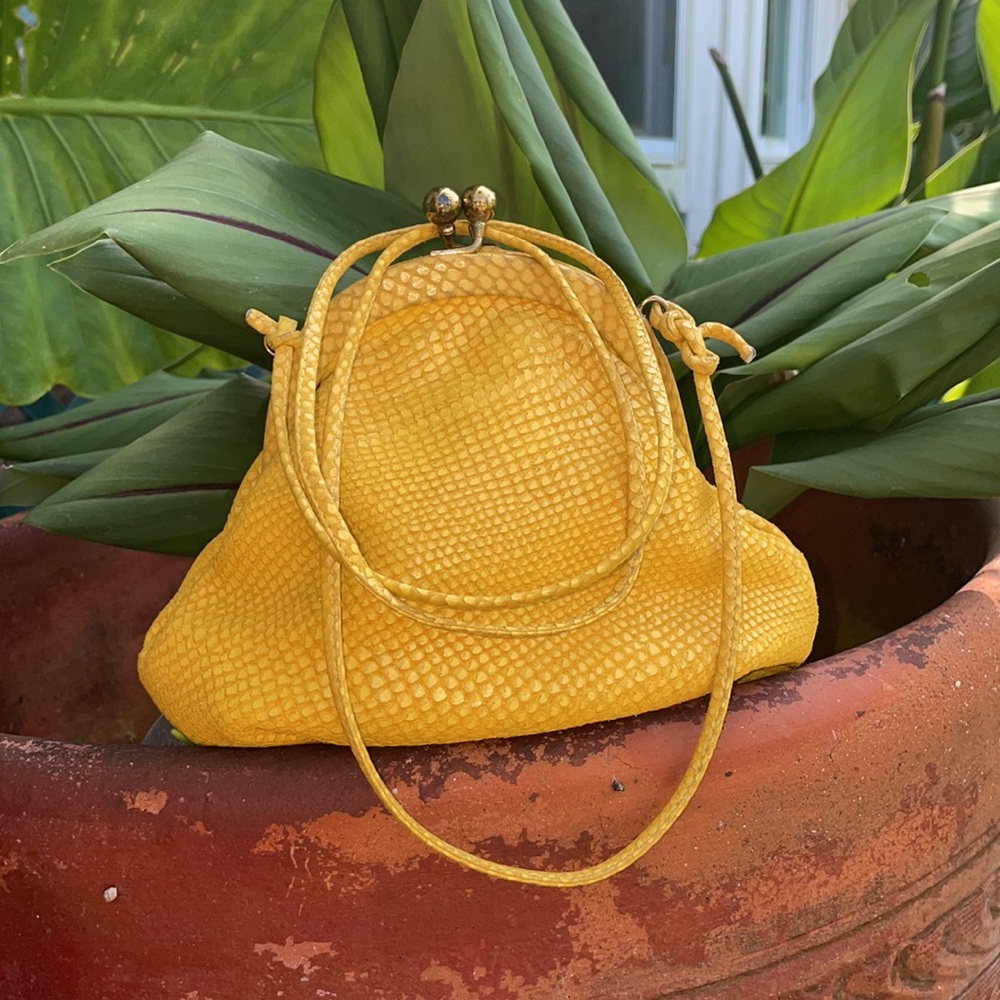 Gino leather crossbody vintage purse. It’s very beautiful 🤩